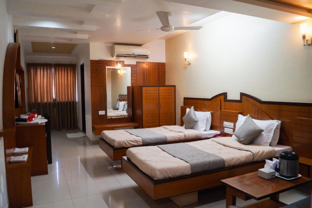 The Ambassador Hotel Vadodara Exterior photo
